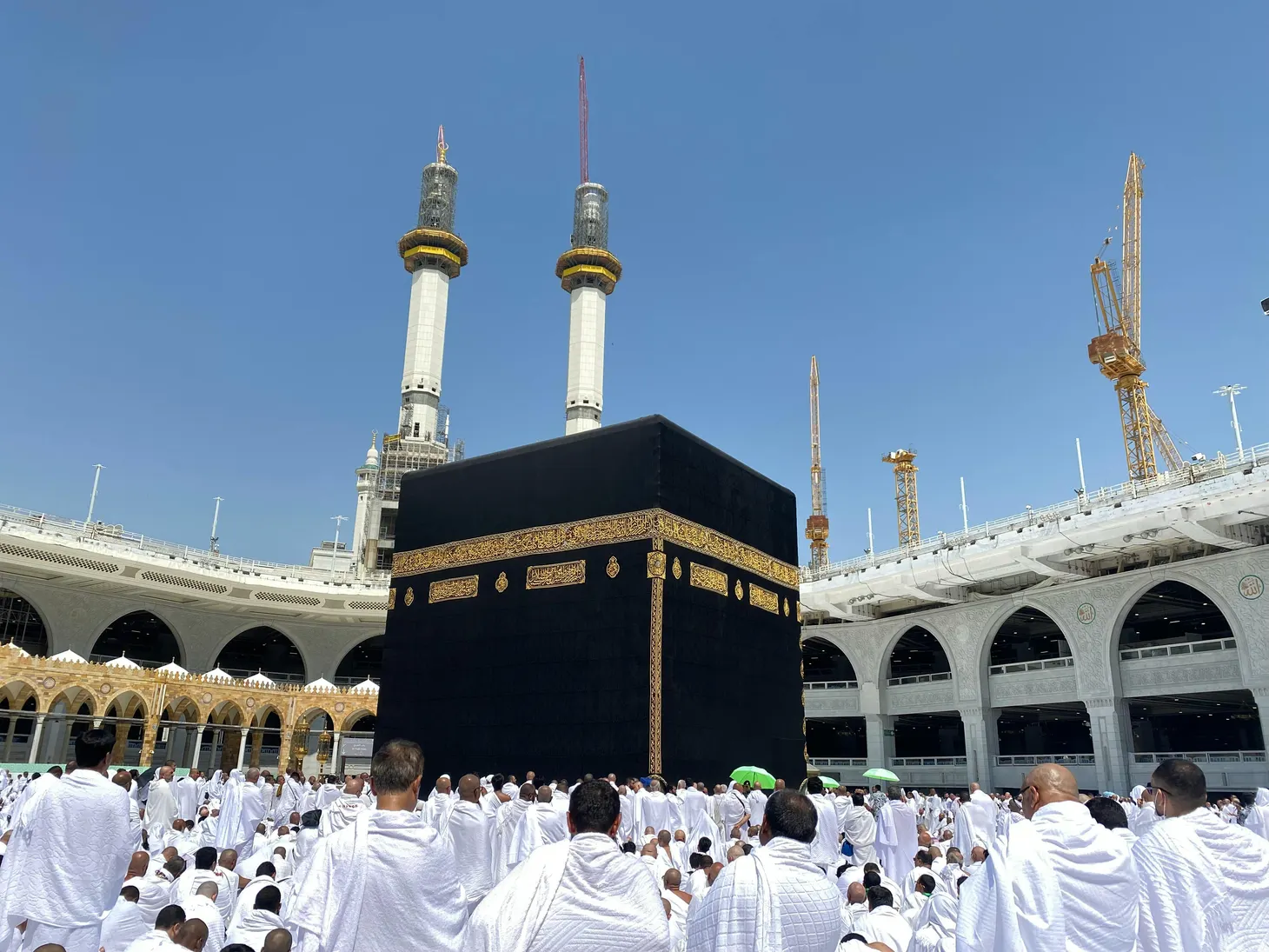 Fidèle en prière face à la Kaaba pour un guide sur l'Omra Badal pour un défunt